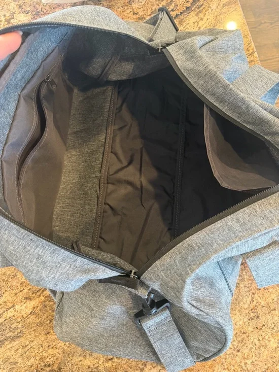 Nike Gray Gym Duffel Gym Bag w/shoulder strap - Picture 4 of 13